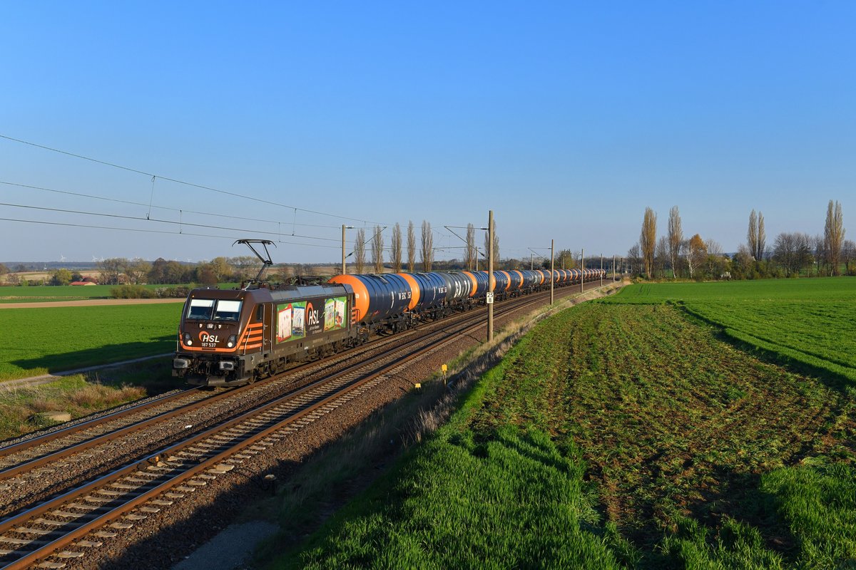 187 537 mit einem Kesselzug am 17.04.2019 bei Sunstedt. 