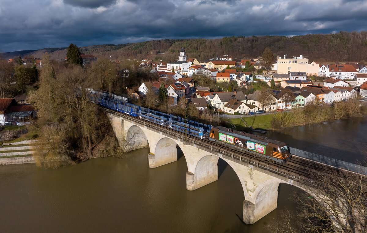 187 537 mit einem leeren Autozug am 27.12.2022.
