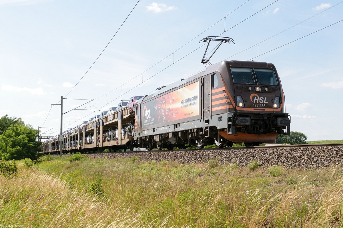 187 538-4 HSL Logistik GmbH mit einem Autotransportzug in Nennhausen und fuhr weiter in Richtung Wustermark. 30.07.2021