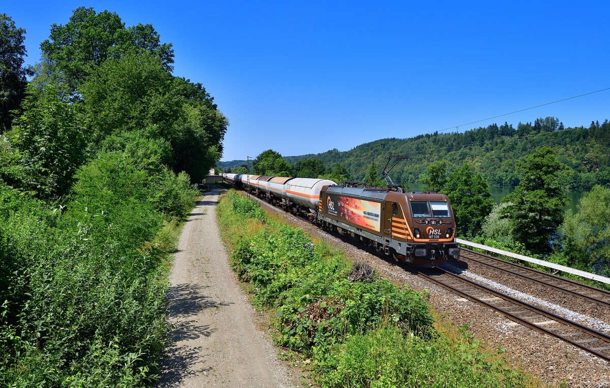187 538 mit einem Gaskesselzug am 18.07.2023 bei Seestetten.