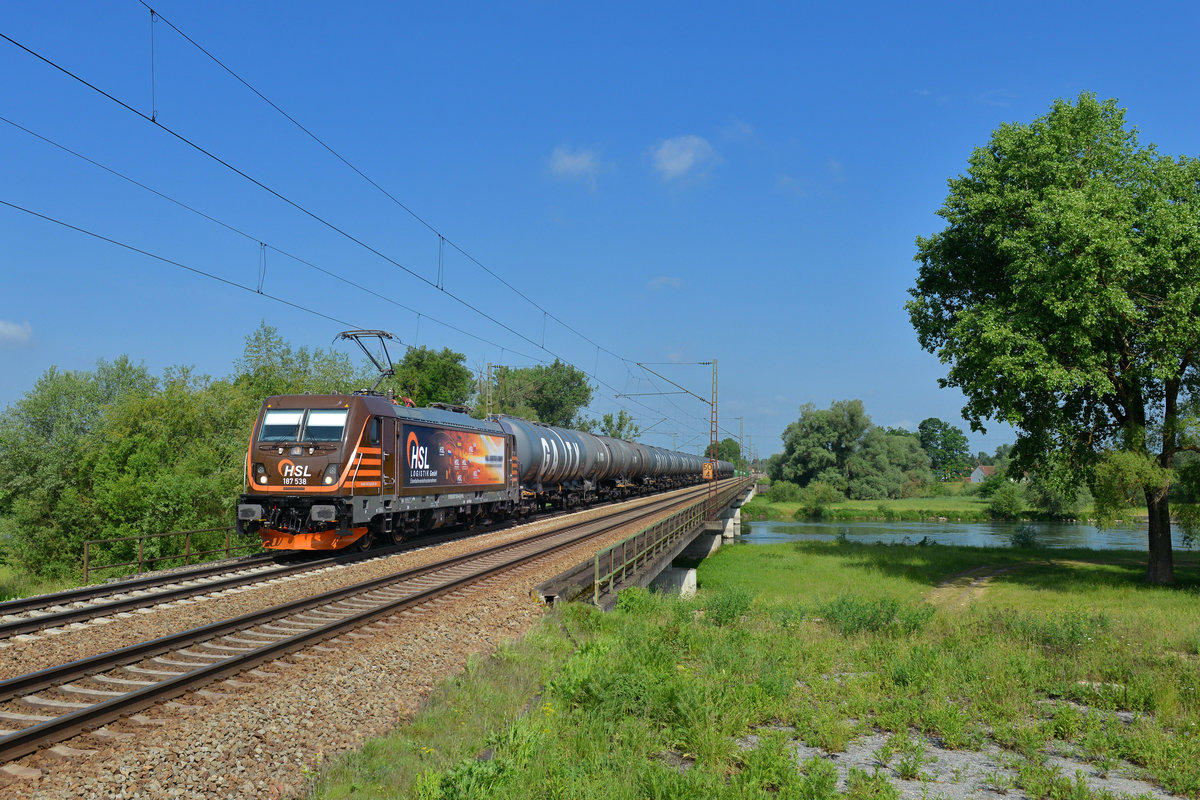 187 538 mit einem Kesselzug am 18.05.2018 bei Plattling. 