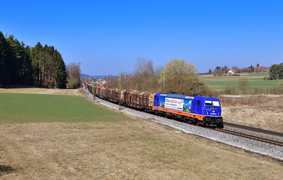 187 777 mit einem Holzzug am 24.03.2022 bei Sinngrün.