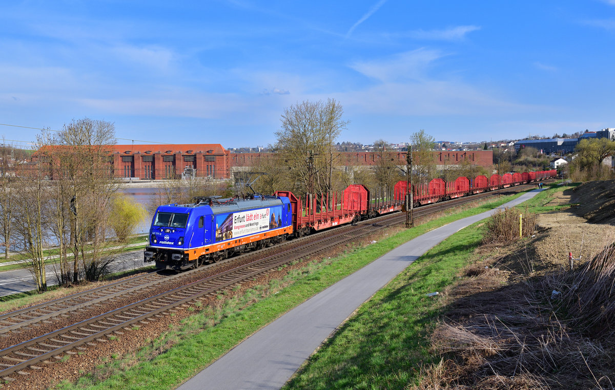 187 777 mit einem leeren Holzzug am 10.04.2021 bei Passau.