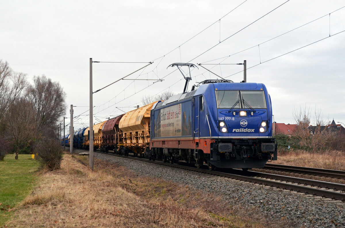 187 777 der raildox führte am 09.01.22 einen Schwenkdachwagenzug durch Greppin Richtung Bitterfeld. Gruß zurück!