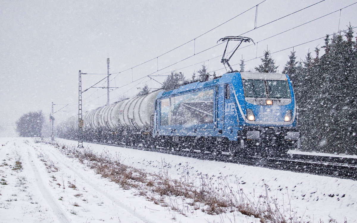 187 930  Lord of the Rails  der LTE mit einem Kesselzug am 14.01.2017 in Rohrsen.