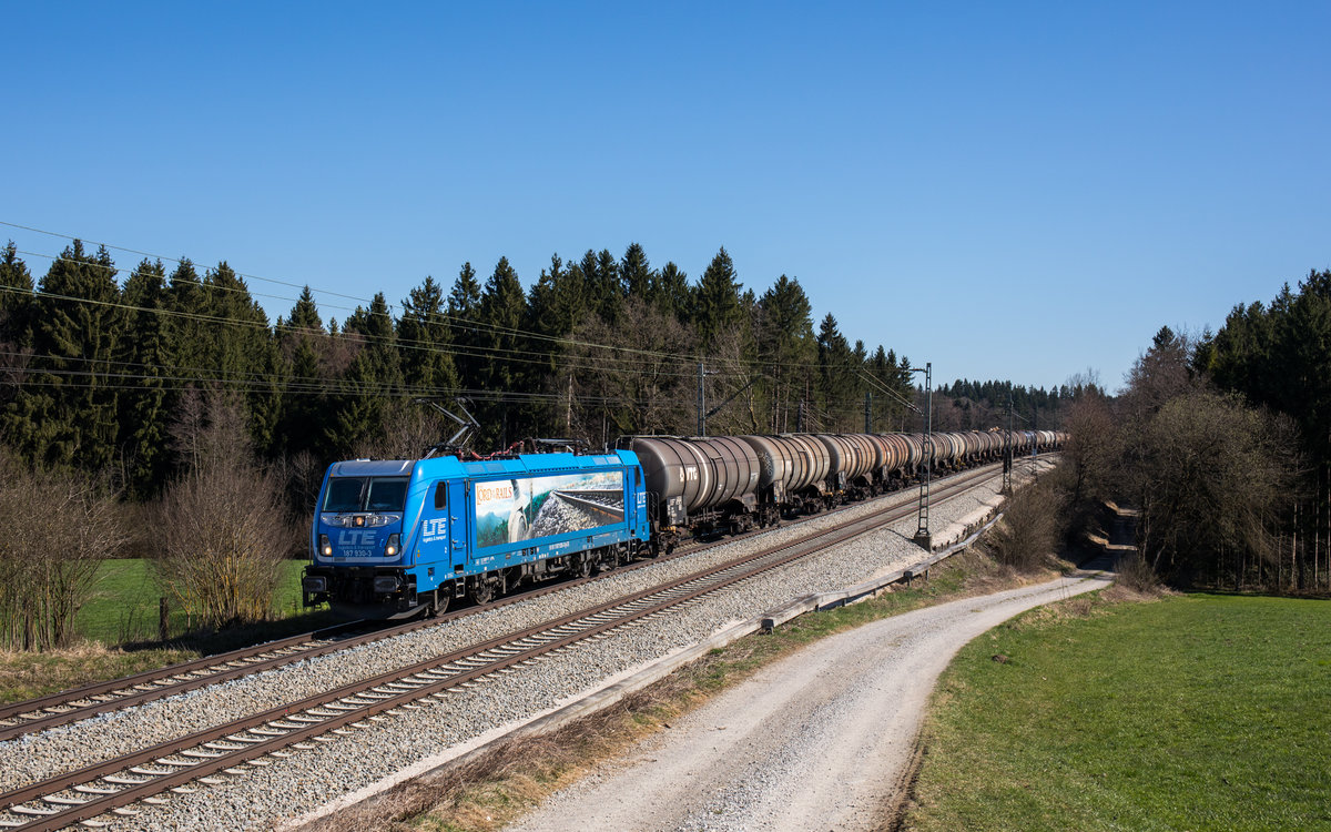 187 930 der LTE fuhr mit einem Kesselzug am 07. April 2018 bei Grabenstätt in Richtung München.