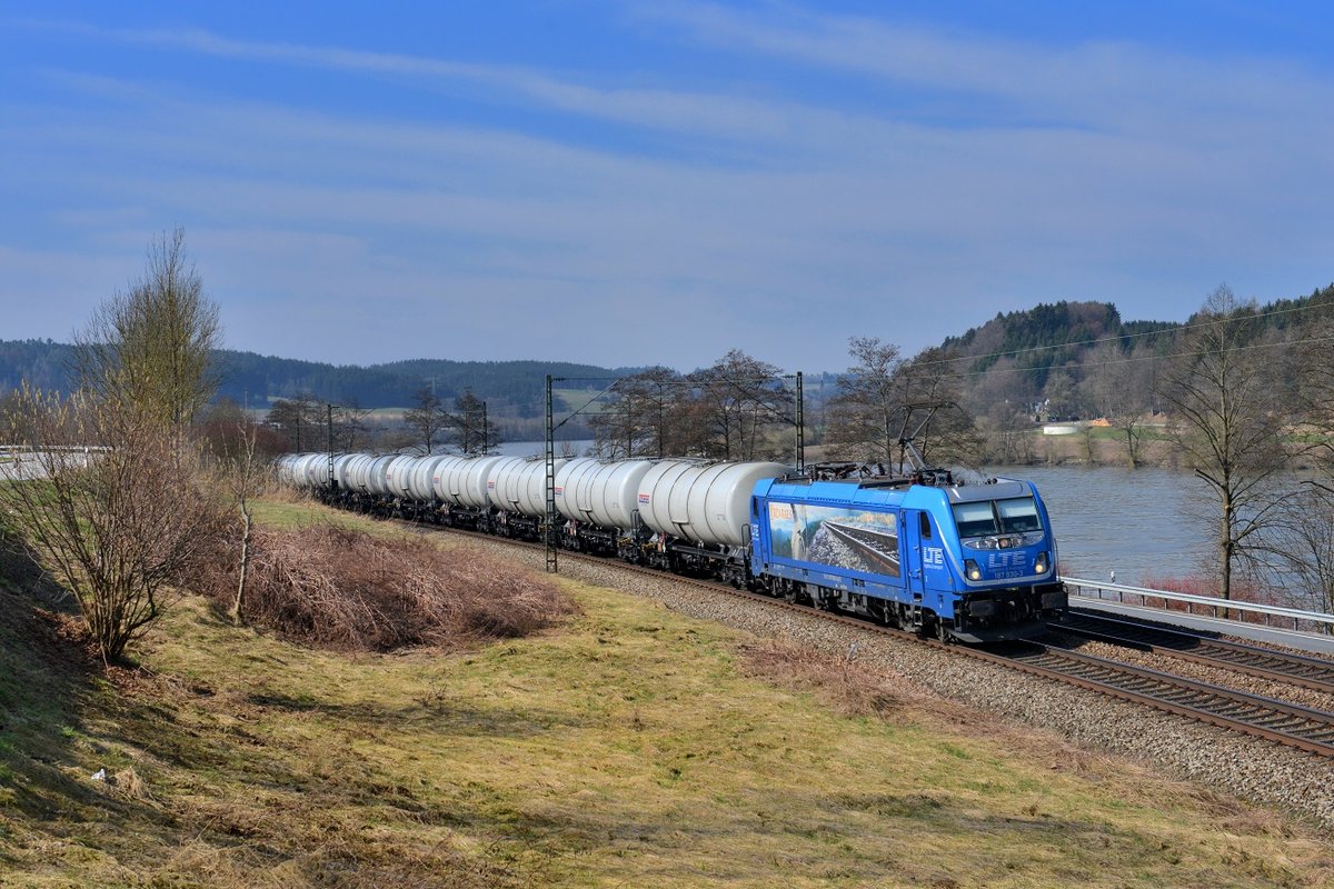 187 930 mit einem Kesselzug am 13.03.2017 bei Sandbach.