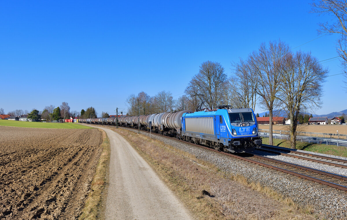 187 931 mit einem Kesselzug am 12.03.2022 bei Langenisarhofen.