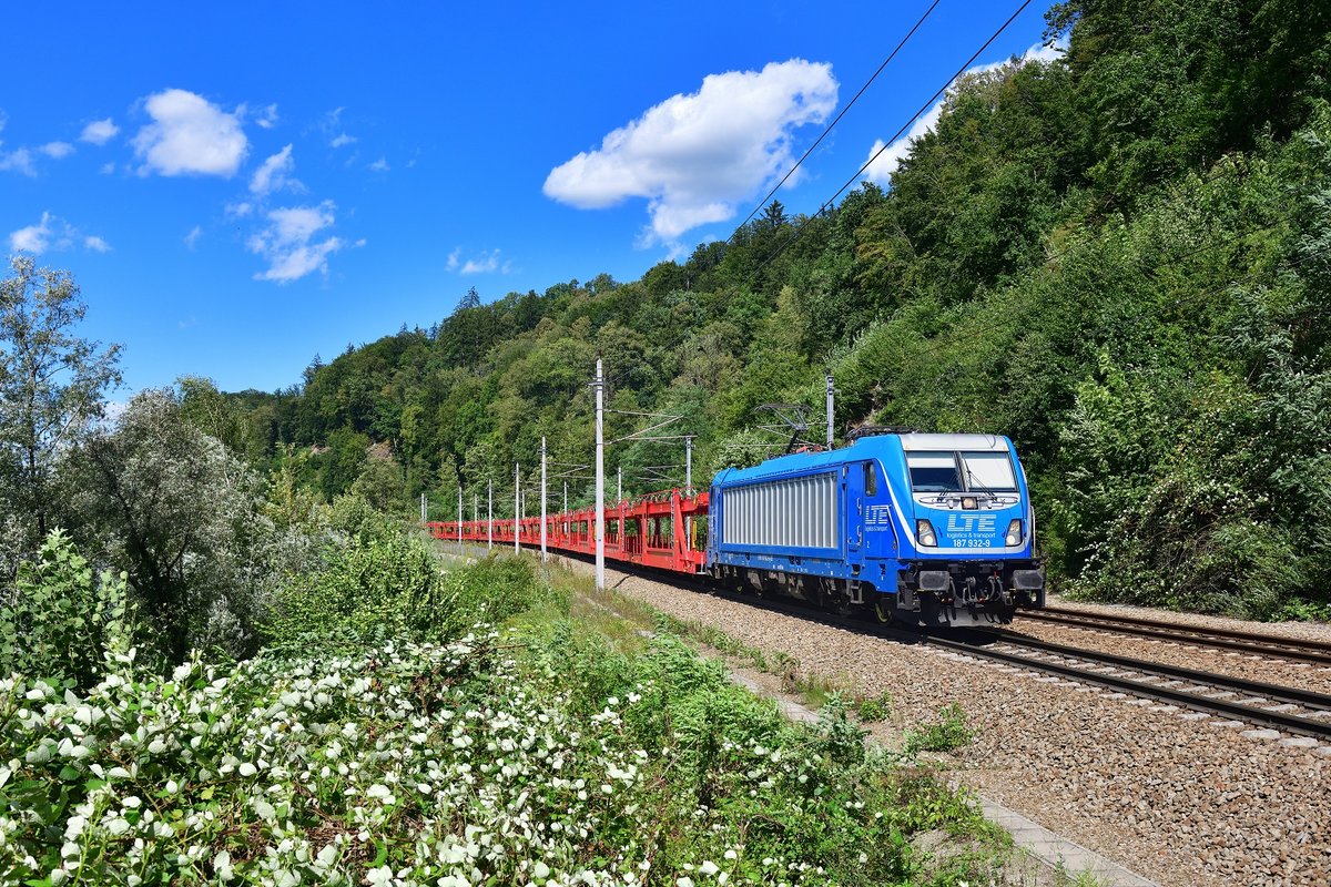 187 932 mit einem leeren Autozug am 26.08.2020 bei Ingling.