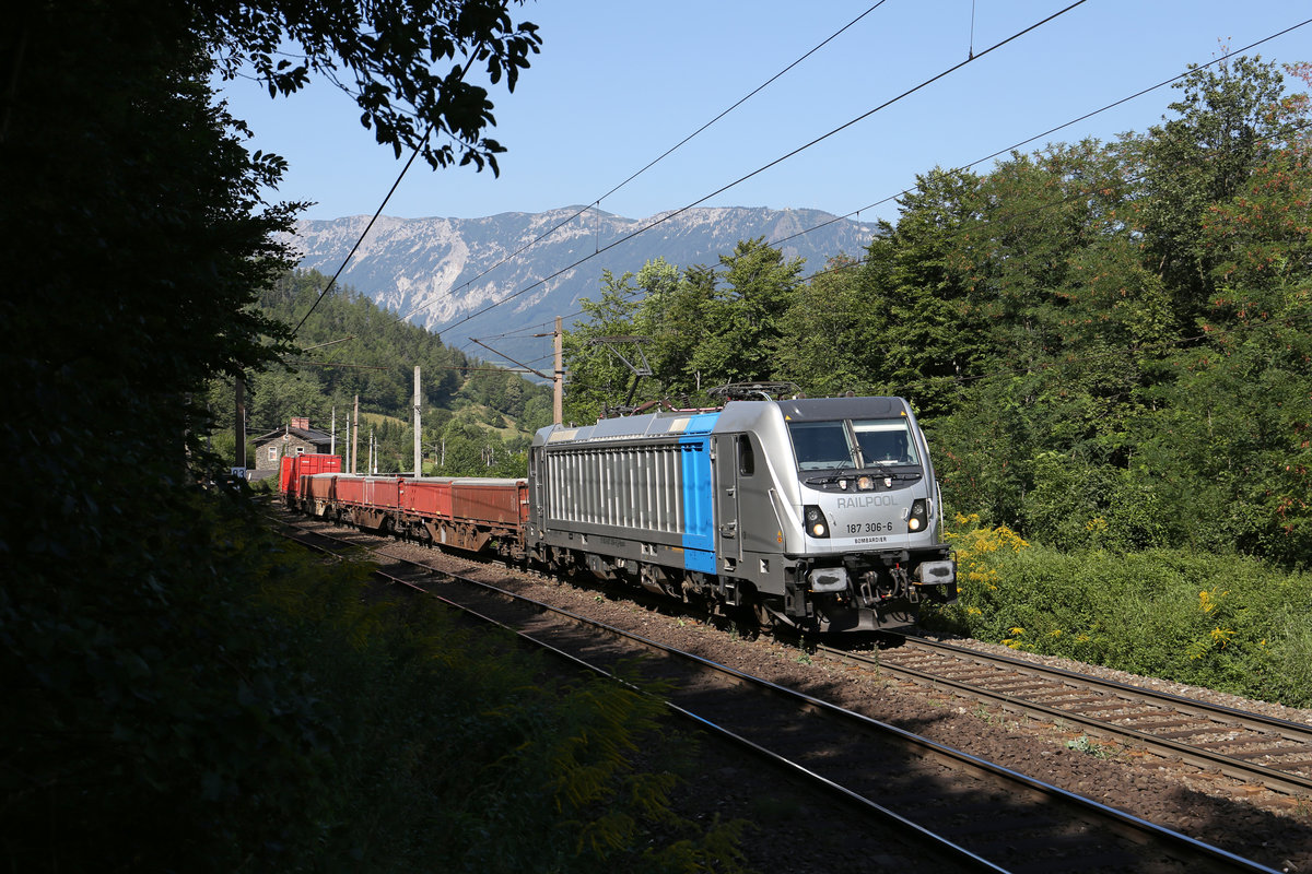 187.306 fährt mit einen GAG zwischen Payerbach und Küb bergwärts. 31.8.17