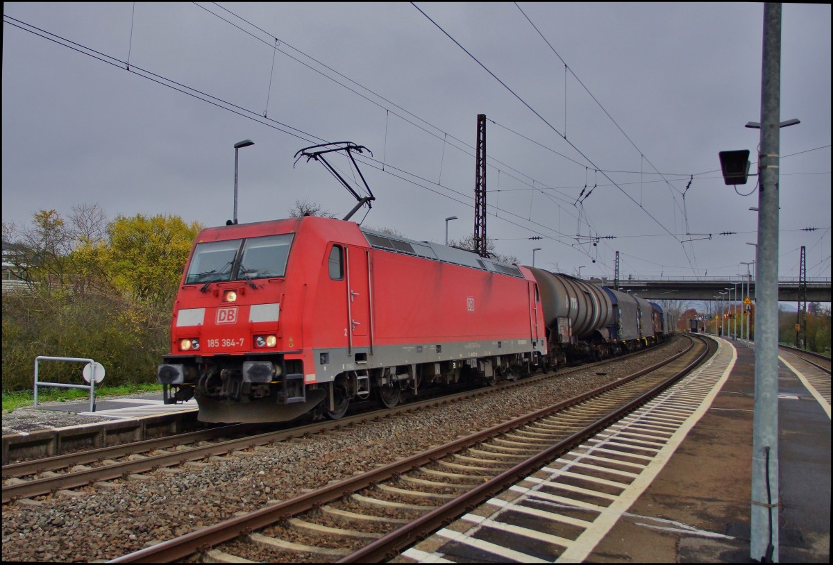 1875 364-7 ist zu sehen am 11.11.14 mit einen gemischten Güterzug im Bhf. von Retzbach-Zellingen.