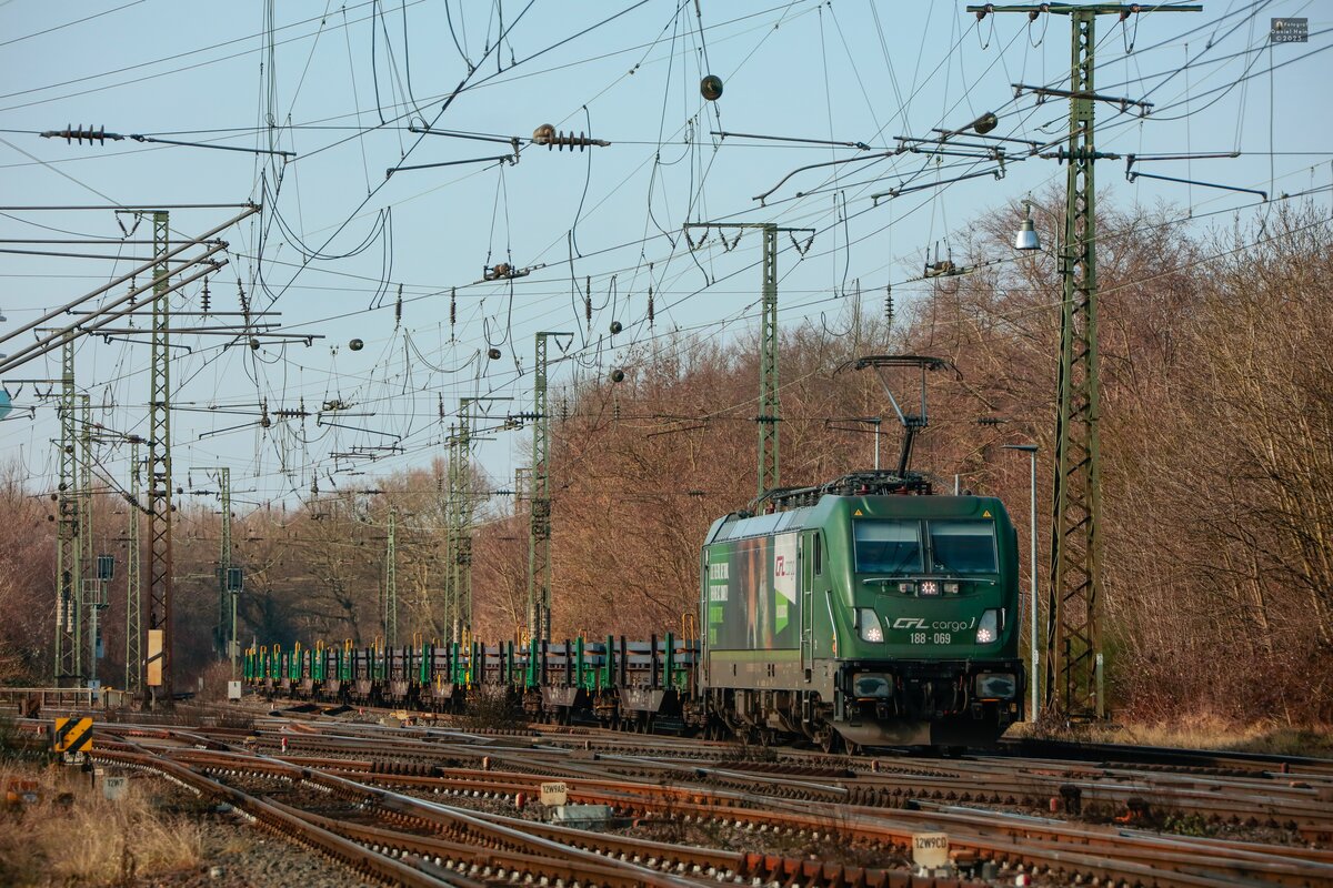 188 069 CFL Cargo  #ECOLOGISTICS  mit Stahlzug in K�ln Gremberg, Februar 2025.