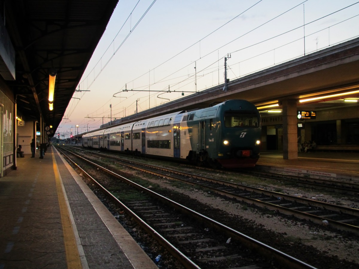 18.8.2014 20:32 FS ALe 426/506 als Regionalzug (R) nach Venezia Santa Lucia kurz vor der Abfahrt in Verona Porta Nuova. 
