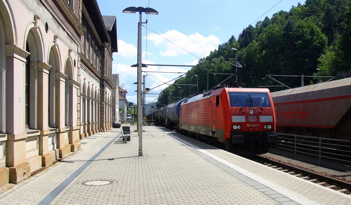 189 001-1 DB kommt durch Bad-Schandau(D) mit einem langen Kesselzug aus Tschechien nach Leipzig-Engelsdorf(D) und fährt in Richtung Königstein,Pirna,Dresden-Hbf,Dresden-Friedrichstadt(Gbf)(D). 
Aufgenommen von Bahnsteig von Bad-Schandau(D). 
Bei m Sommerwetter am Mittag 