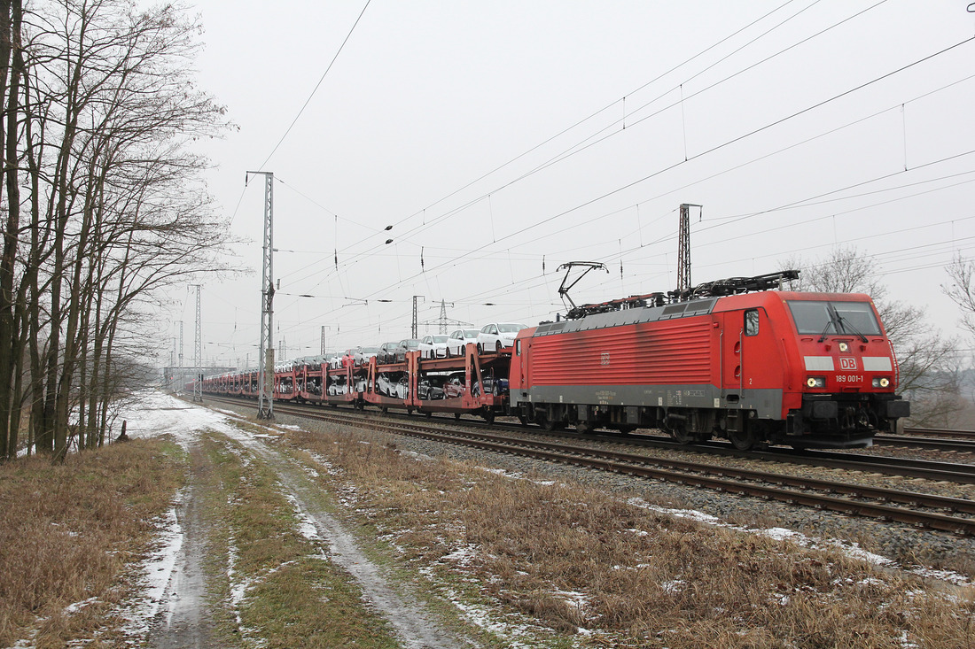 189 001 am 20. Januar 2017 im Bahnhof Saarmund.
Der Zug wurde durch andere Züge mit höherer Priorität überholt.
