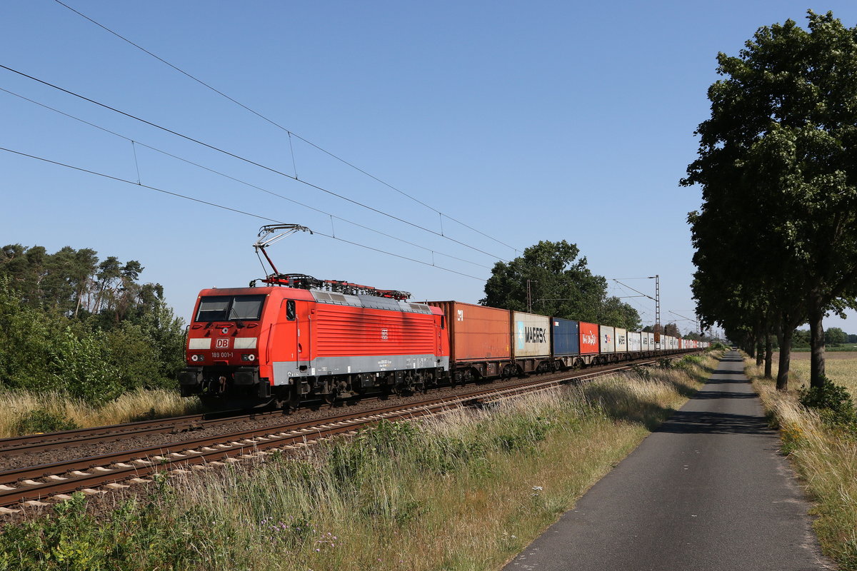 189 001 mit einem Containerzug am 26. Juni 2020 bei Dörverden.