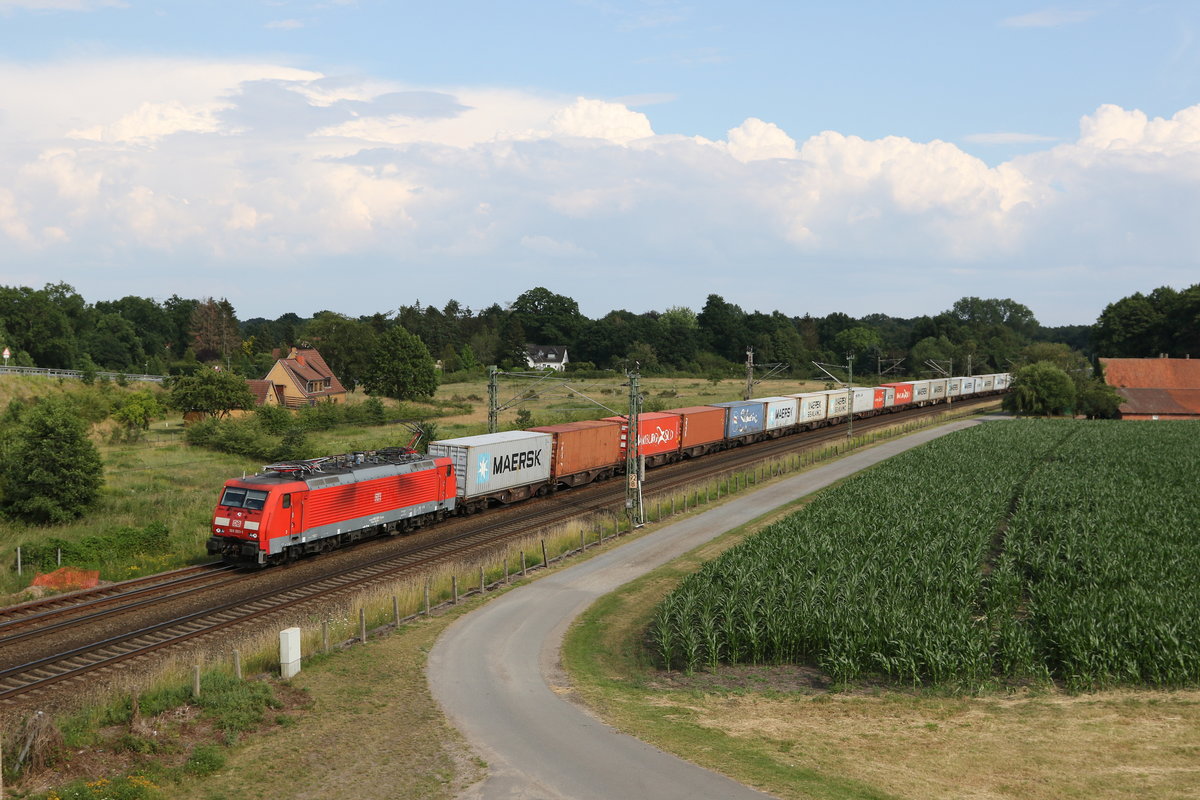 189 001 mit einem Containerzug am 27. Juni 2020 bei Langwedel/Niedersachsen.