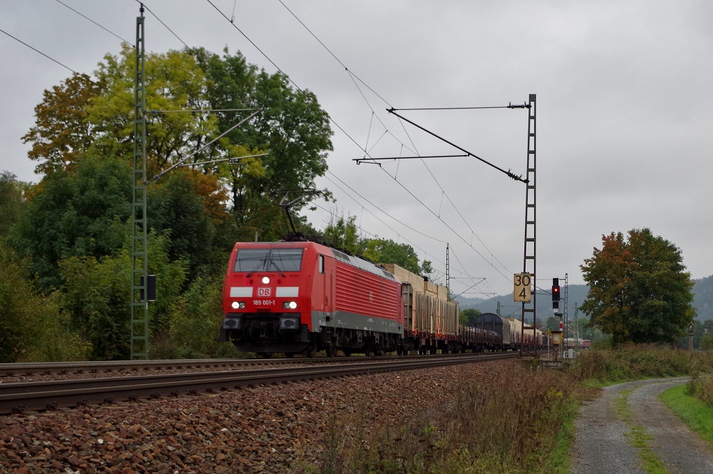 189 001 mit gemischten G�terzug am 06.10.2013 in Rothenkirchen gen Steinbach am Wald. 