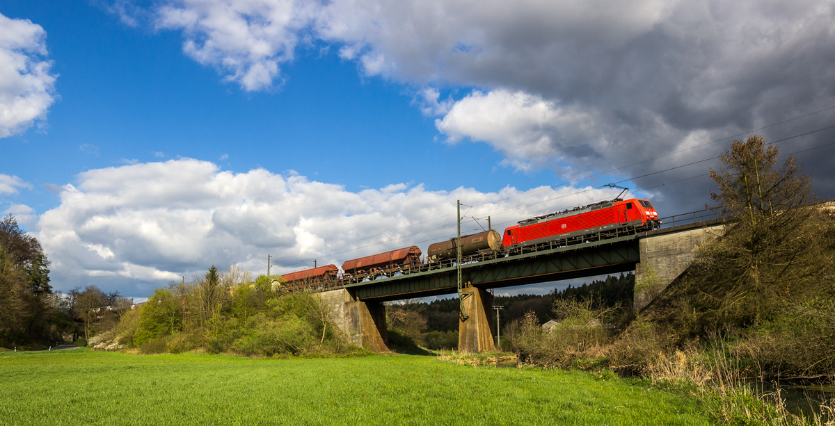 189 002-5 mit einem gemischten Güterzug bei Treuchtlingen (16.04.2014)