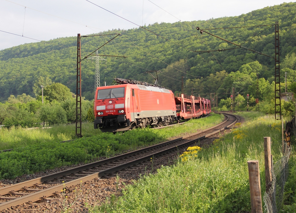 189 002-9 mit leeren Autotransportwagen-Zug in Fahrtrichtung S�den. Aufgenommen am 23.05.2013 in Wernfeld.