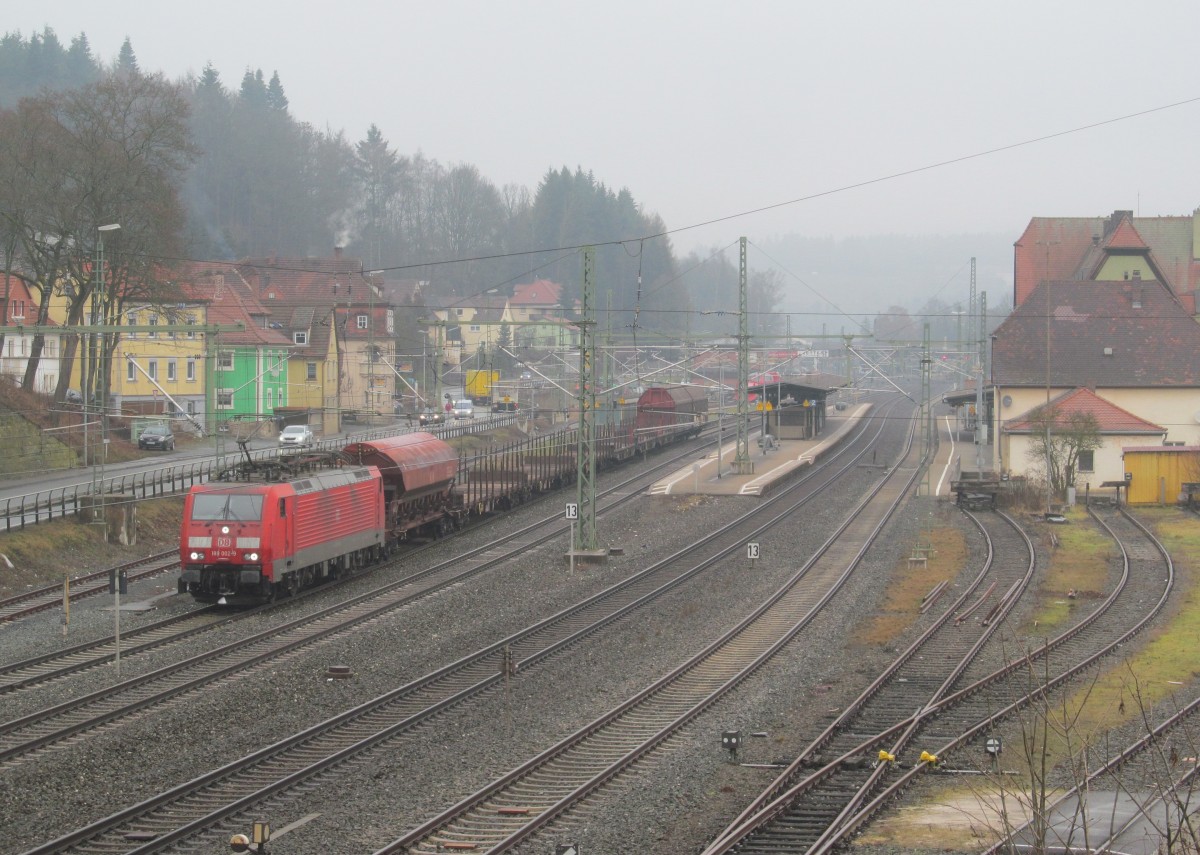 189 002-9 steht am 23. Januar 2014 mit einem gemischten Güterzug auf Gleis 4 in Kronach.