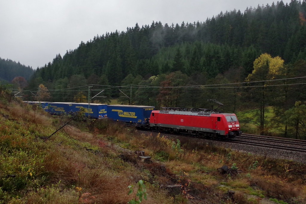 189 002 mit KT 42146 am 20.10.2013 bei Bastelsm�hle gen Saalfeld. 