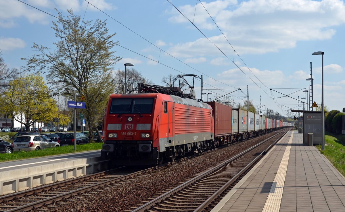 189 003 schleppte am 10.04.19 einen Containerzug durch Wittenberg-Altstadt Richtung Dessau.