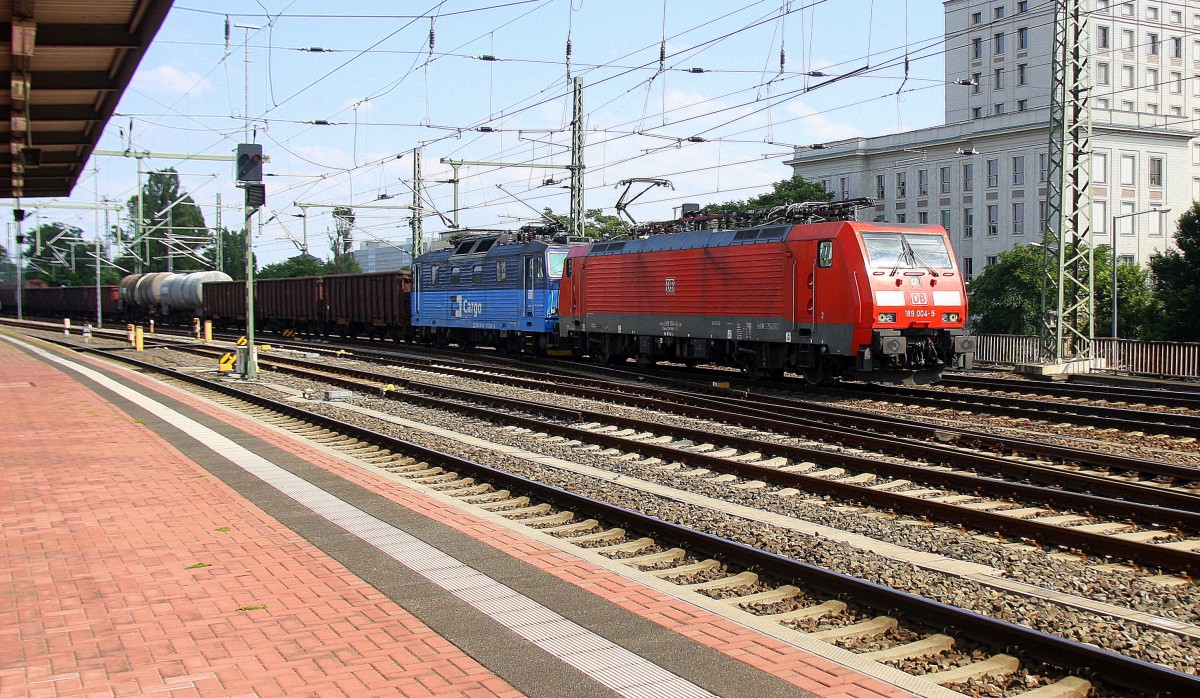189 004-5 DB und die  tschechische 372 007-5 der CD kommen mit einem langen gemischten Güterzug aus Tschechien  und fahren durch den Dresdener-Hbf in Richtung Dresden-Friedrichstadt-(Gbf). 
Aufegenommen vom Dresdener-Hbf. 
Bei Sommerwetter am Nachmittag vom 16.7.2015.