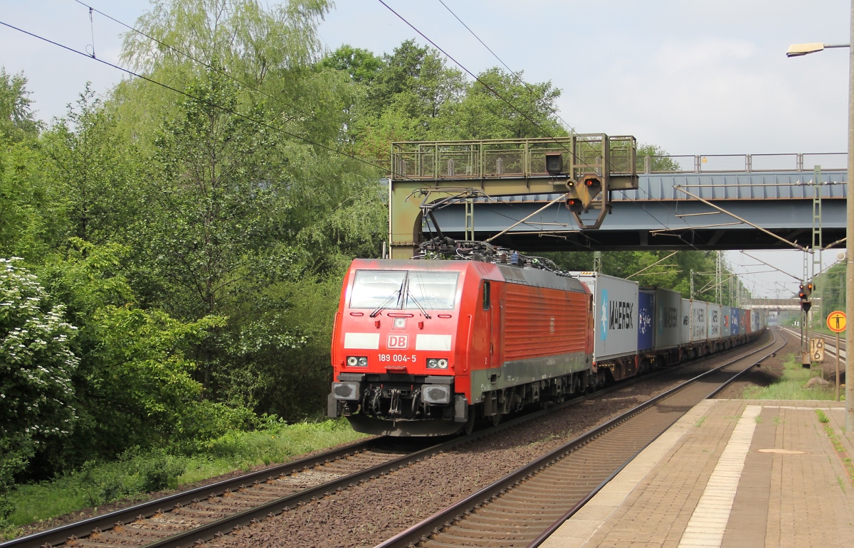 189 004-5 mit Containerzug aus Richtung Wunstorf kommend weiter in Richtung Seelze durch Dedensen-Gmmer. Aufgenommen am 30.05.2013.