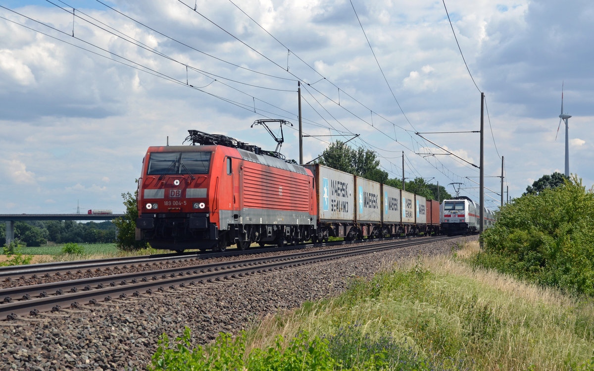 189 004 führte am 27.06.18 einen Containerzug durch Niederndodeleben Richtung Braunschweig. Im Hintergrund ist der IC 2441 zu sehen.