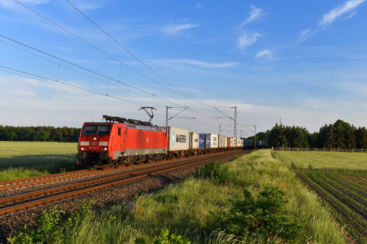189 004 mit einem Containerzug am 23.05.2018 bei Rohrsen.