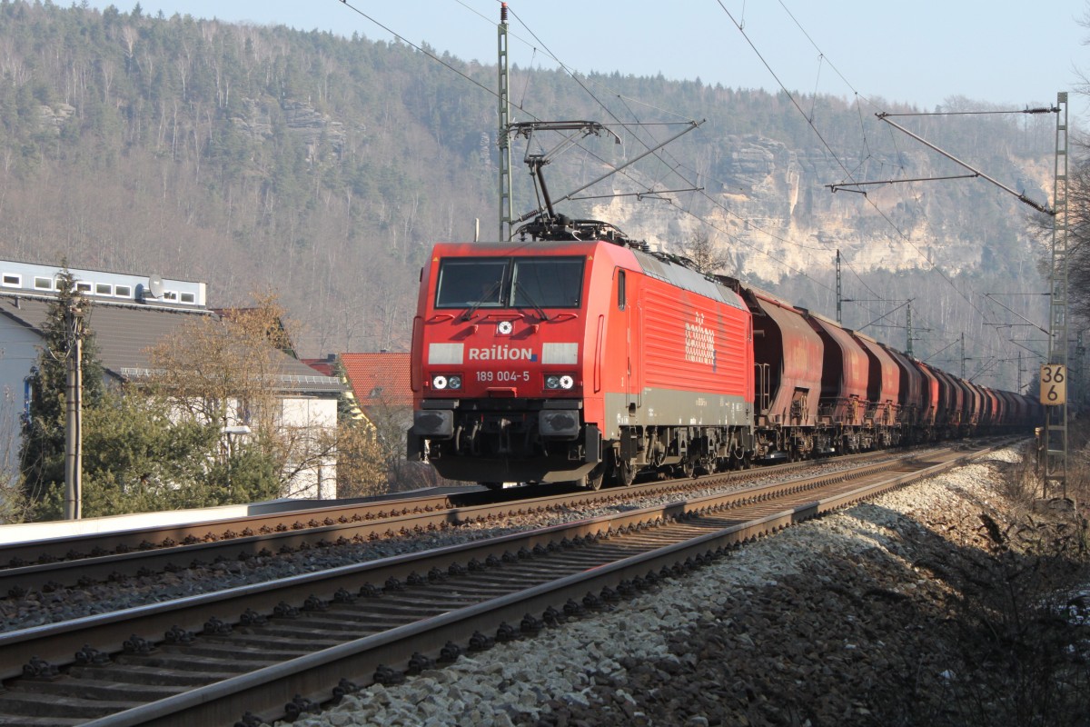 189 004 mit einem Güterzug am 28.02.2011 in Wehlen.