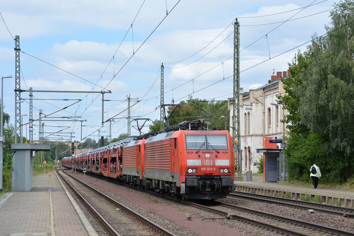 189 005-2 und 189 059-9 kamen am 18.7 mit einem Autozug durch Wefensleben Richtung Magdeburg gefahren.

Wefensleben 18.07.2016