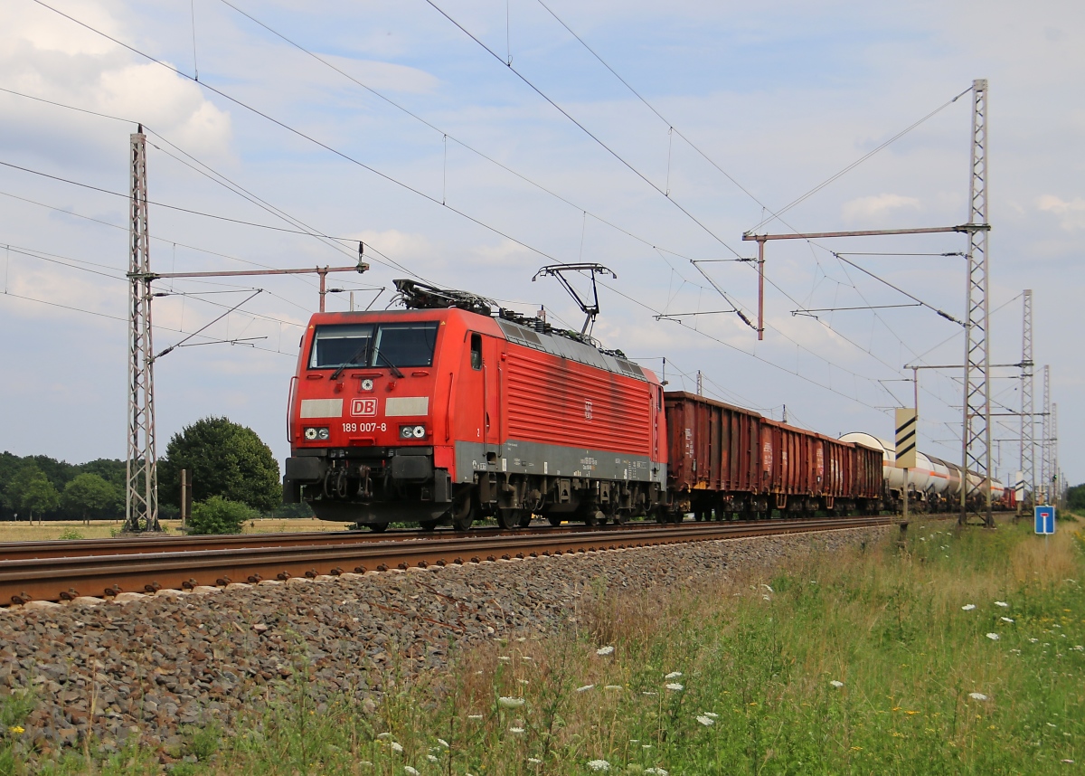 189 007-8 mit gemischtem Güterzug in Fahrtrichtung Wunstorf. Aufgenommen in Dedensen-Gümmer am 24.07.2015.