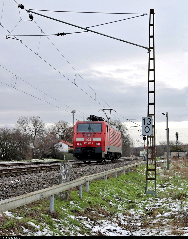 189 008-6 (Siemens ES64F4) beim Signalhalt im Betriebsbahnhof Holleben - gelegen am km 13,0.

🧰 DB Cargo
🚝 T 64695 Halle ZBA Süd–Buna-Werke
🚩 Bahnstrecke Merseburg–Halle-Nietleben (KBS 588)
🕓 12.1.2021 | 10:28 Uhr