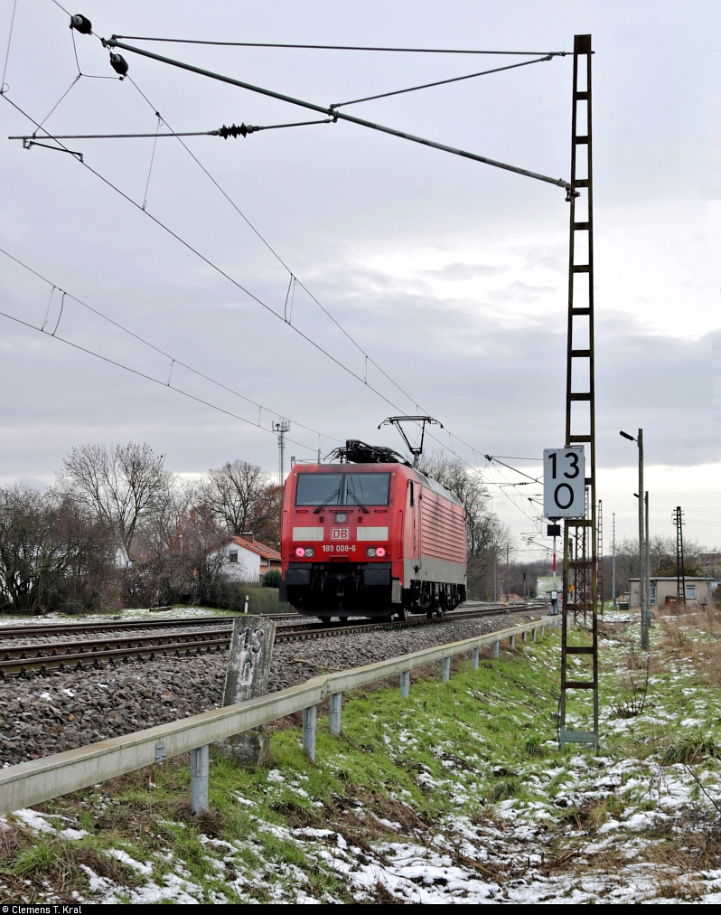 189 008-6 (Siemens ES64F4) beim Signalhalt im Betriebsbahnhof Holleben - gelegen am km 13,0.

🧰 DB Cargo
🚝 T 64695 Halle ZBA Süd–Buna-Werke
🚩 Bahnstrecke Merseburg–Halle-Nietleben (KBS 588)
🕓 12.1.2021 | 10:28 Uhr