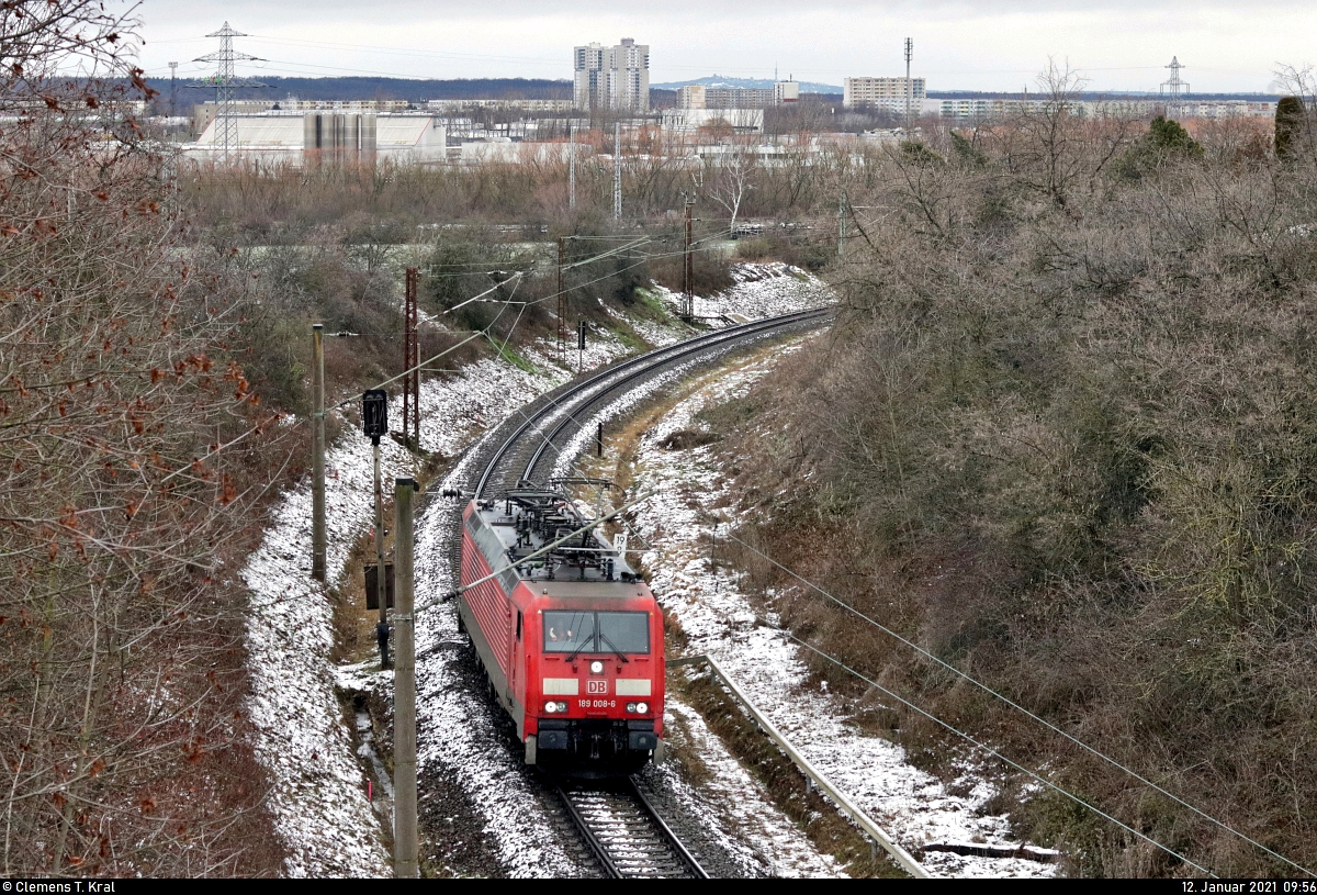 189 008-6 (Siemens ES64F4) hat soeben die KBS 590 im Bahnhof Angersdorf verlassen und ist auf dem Weg zu den Buna-Werken. Im Hintergrund erheben sich die Hochhäuser der Westlichen Neustadt in Halle (Saale). Wer genau hinsieht, kann auch den etwa 16 Kilometer entfernten Petersberg erkennen.
Aufgenommen von der Brücke Salzstraße. Da die Lok unerwartet kam, konnte ich nicht weiter nach rechts gehen.

🧰 DB Cargo
🚝 T 64695 Halle ZBA Süd–Buna-Werke
🚩 Bahnstrecke Merseburg–Halle-Nietleben (KBS 588)
🕓 12.1.2021 | 9:56 Uhr