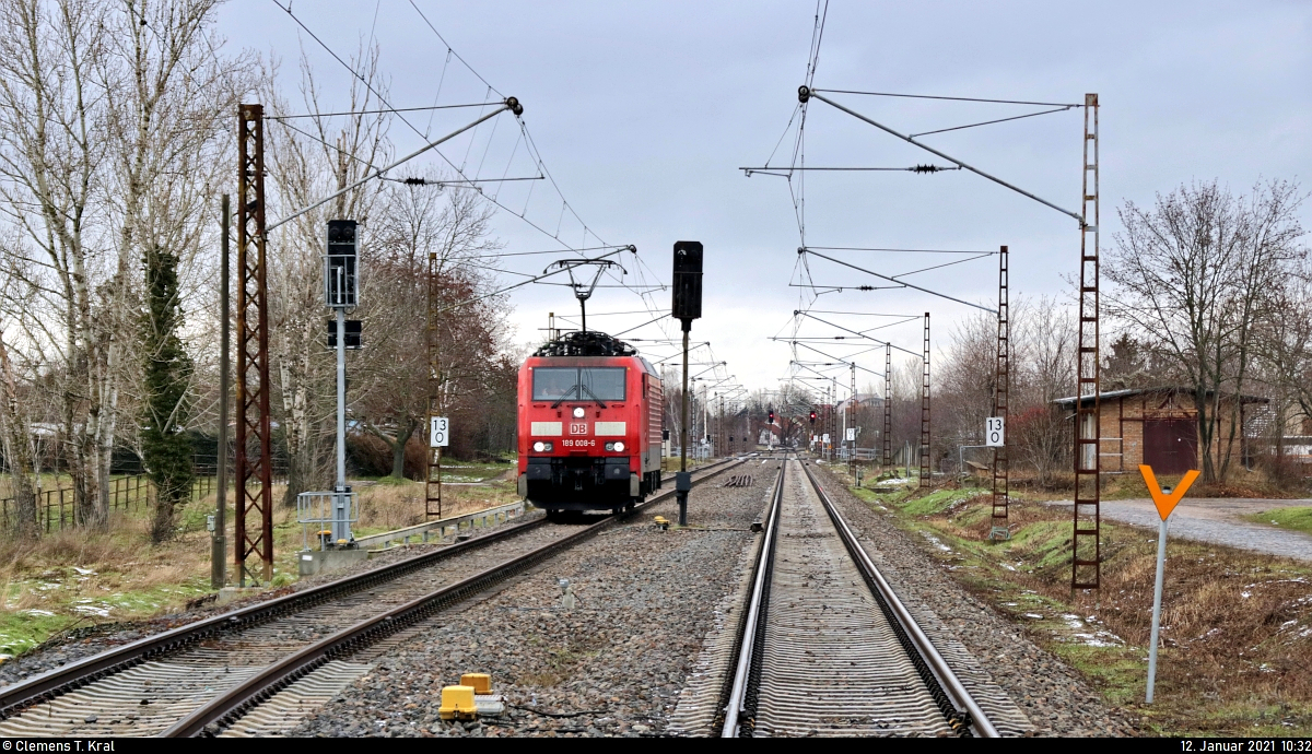 189 008-6 (Siemens ES64F4) steht auf dem Ausweichgleis des Betriebsbahnhofs Holleben. Bemerkenswert ist das neue Hl-Signal, vor dem die Lok steht.
Aufgenommen vom geöffneten Bahnübergang (Bü) Mühlenstraße.

🧰 DB Cargo
🚝 T 64695 Halle ZBA Süd–Buna-Werke
🚩 Bahnstrecke Merseburg–Halle-Nietleben (KBS 588)
🕓 12.1.2021 | 10:32 Uhr