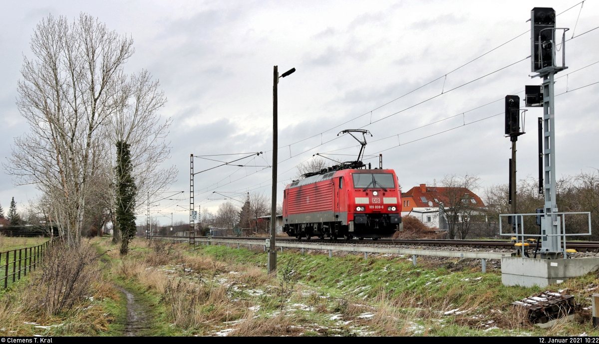 189 008-6 (Siemens ES64F4) wurde im Betriebsbahnhof Holleben zur Seite genommen, weil sie vermutlich noch nicht ihre Leistung im Bahnhof Buna-Werke übernehmen kann. Kurz davor fuhr sie bereits in Angersdorf an mir vorüber.

🧰 DB Cargo
🚝 T 64695 Halle ZBA Süd–Buna-Werke
🚩 Bahnstrecke Merseburg–Halle-Nietleben (KBS 588)
🕓 12.1.2021 | 10:22 Uhr