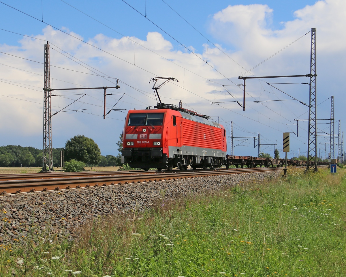 189 009-4 mit überwiegend leerem Containerzug in Fahrtrichtung Wunstorf. Aufgenommen in Dedensen-Gümmer am 29.07.2015.