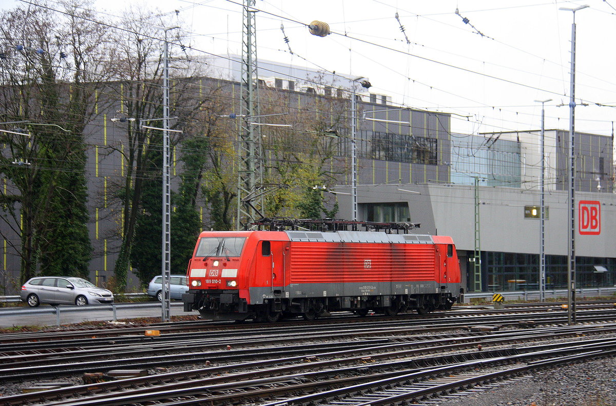 189 010-2 DB  rangiert in Aachen-West. 
Aufgenommen vom Bahnsteig in Aachen-West. 
Am Kalten Nachmittag vom 11.12.2017.