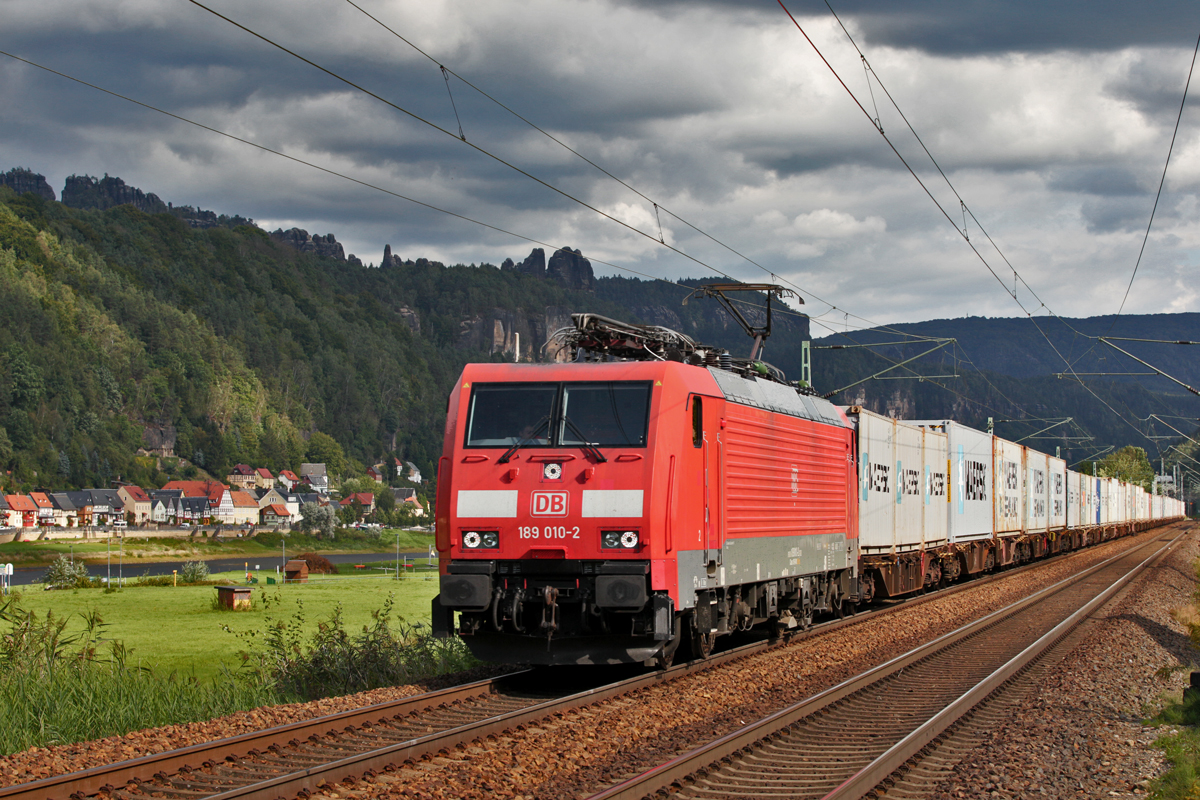 189 010-2 donnert mit einem Containerzug durchs Elbtal.Bild Krippen 7.9.2015