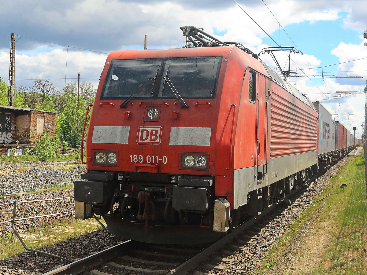 189 011-0 der DB mit einem Containerzug bei der Durchfahrt durch den Bahnhof Wünsdorf-Waldstadt am 17. Mai 2021.