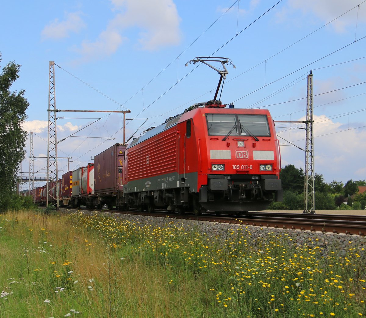 189 011-0 mit Containerzug in Fahrtrichtung Seelze. Aufgenommen am 29.07.2015 in Dedensen-Gümmer.