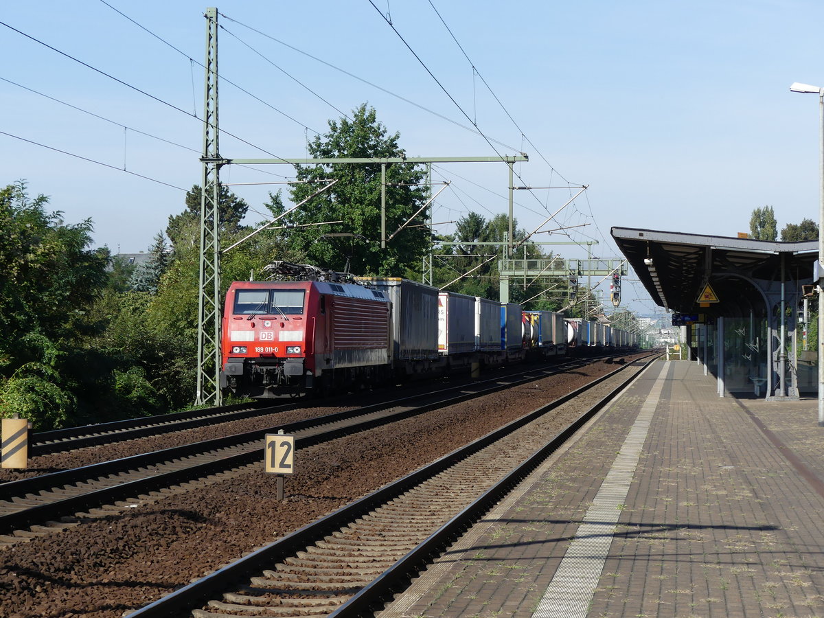 189 011 zieht am 22.09.2016 einen Containerzug durch Dresden-Strehlen.