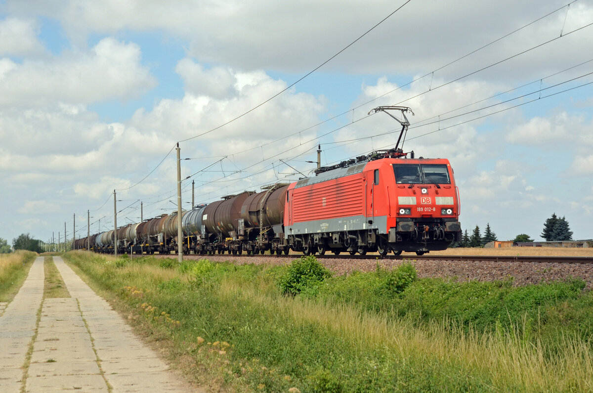 189 012 schleppte am 28.06.22 einen Kesselwagenzug durch Kyhna Richtung Delitzsch.