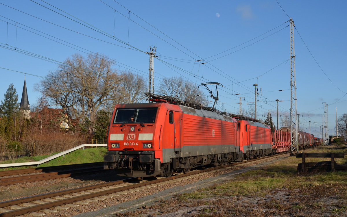 189 013 bespannte am 05.02.20 einen gemischten Güterzug von Decin nach Halle(S). Kurz vor dem Ziel passiert sie zusammen mit der geschleppten Schwester 189 015 Peißen.