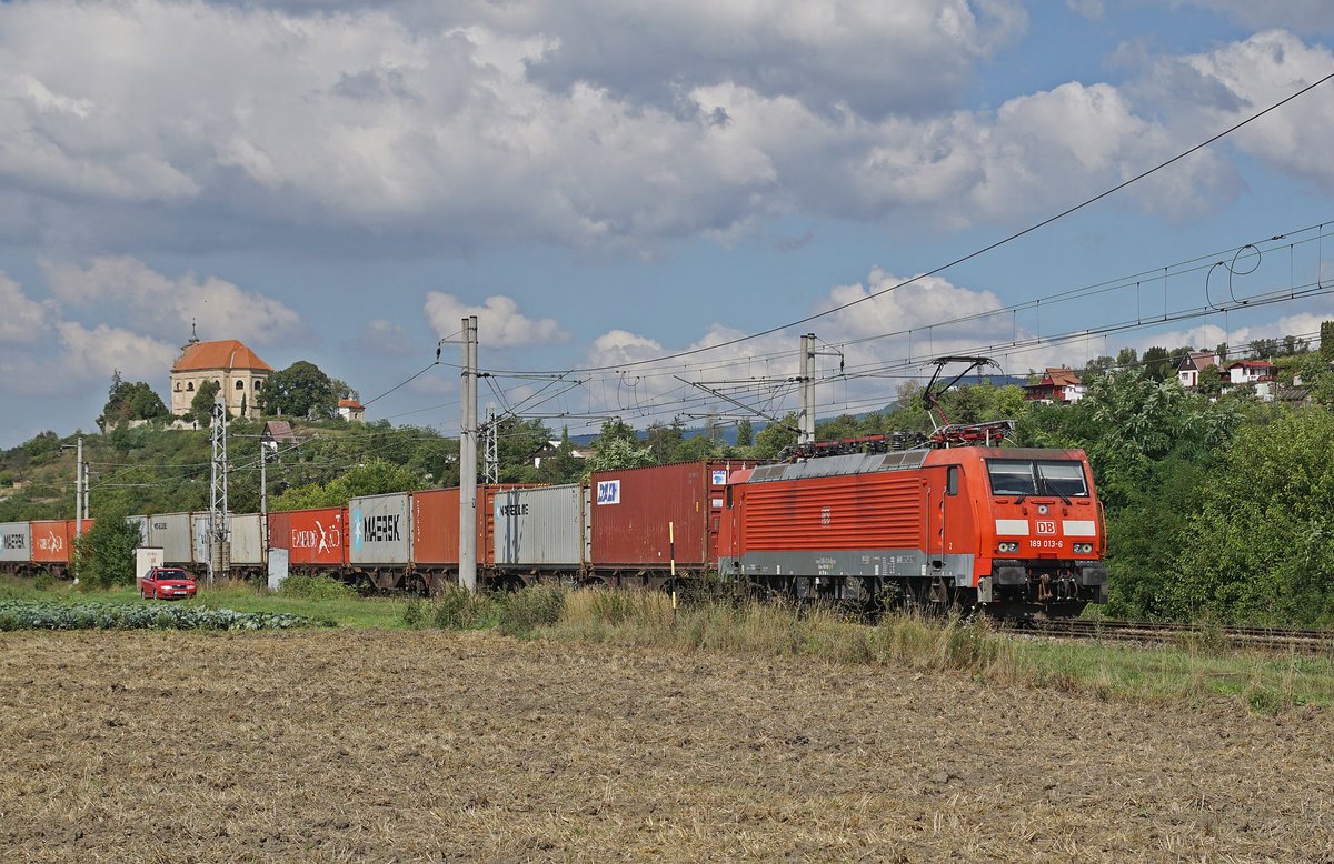 189 013 der DB am 22.08.2019 in Křešice (CZ). Im Hintergrund die Kirche der Hl. Dreifaltigkeit 