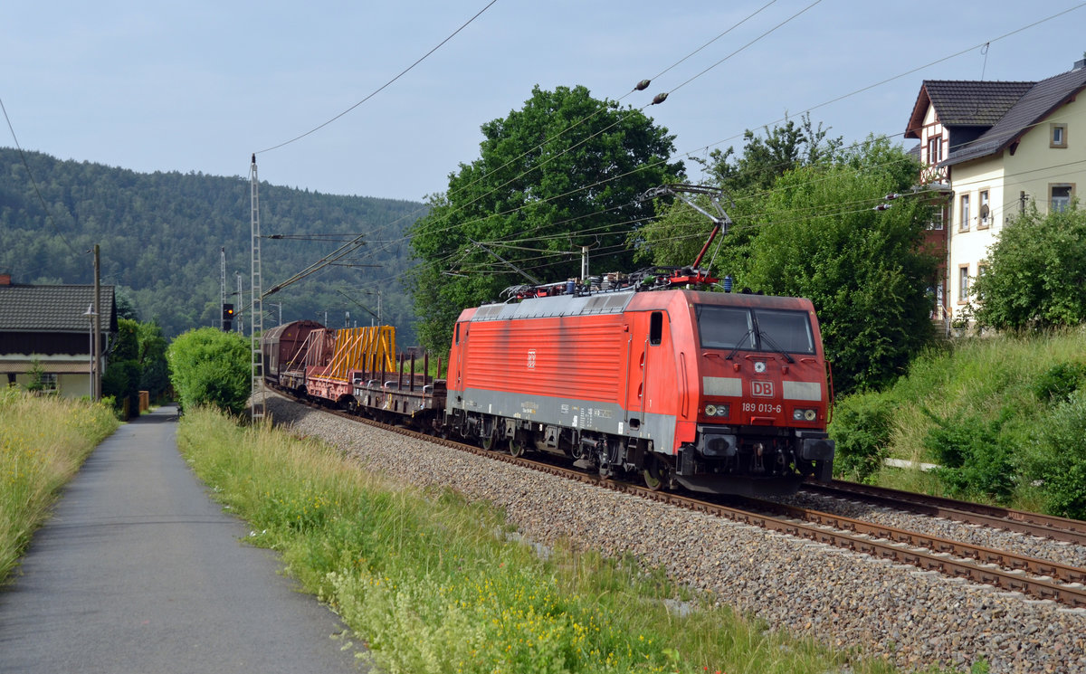 189 013 führte am Morgen des 15.06.19 einen gemischten Güterzug durch Strand Richtung Rathen.