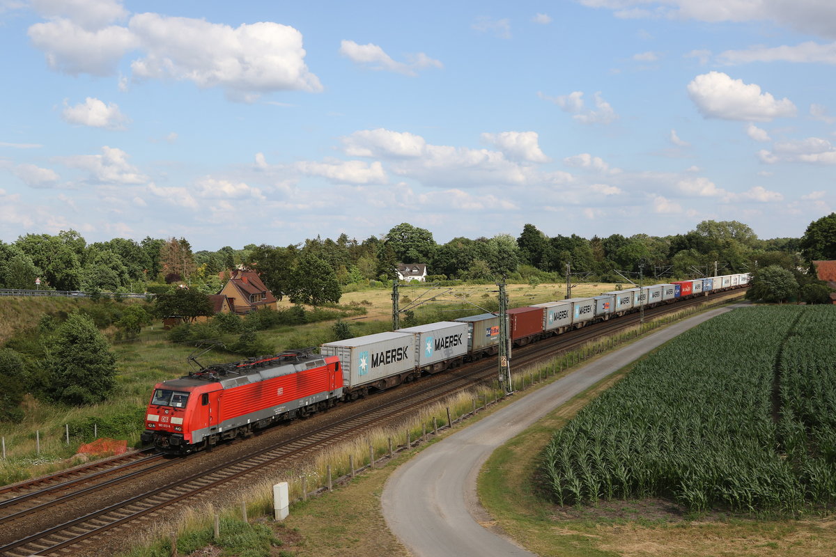 189 013 war mit einem Containerzug am 29. Juni 2020 bei Langwedel in Richtung Bremen unterwegs.